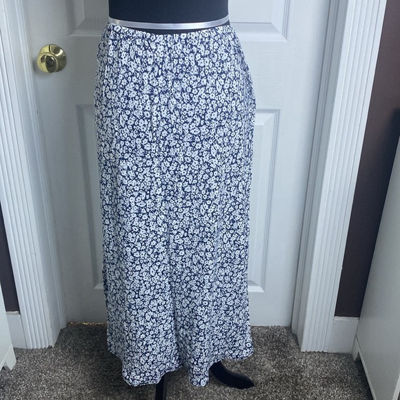 Old Navy Women’s Floral Skirt Navy Blue & White Left Side Slit sz L NWT - Picture 4 of 6